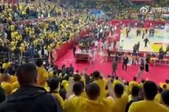 殺人還要誅心？山西主場(chǎng)球迷賽后高喊起了：“晚安徐杰！”
