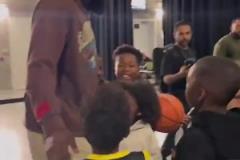 哈登賽后對小朋友：聽你們家長的話，總有一天你們也會打進NBA