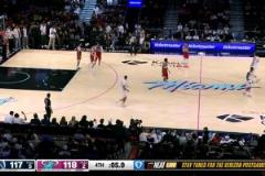 太致命！熱火發(fā)球回場失誤，卡林頓頂著兩人防守極限壓哨絕殺！