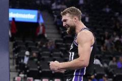 白玉柱擎天立，小薩博尼斯場(chǎng)均13.9籃板登頂賽季籃板王