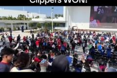 都很興奮??！快船球迷在球館外面看著大屏幕慶祝球隊(duì)拿下勇士