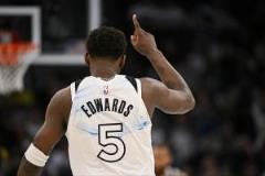 愛(ài)德華茲第三節(jié)高效輸出18分 帶隊(duì)拉開(kāi)分差