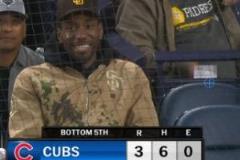 萊昂納德開心觀看棒球比賽展現(xiàn)愉悅心情