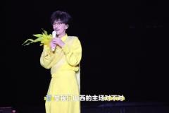山西鬧他！周傳雄太原演唱會(huì)現(xiàn)場(chǎng)帶領(lǐng)歌迷為山西男籃加油助威