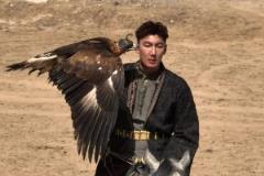 柯爾克孜族的勇士！前新疆球員可蘭白克騎馬穿著民族服飾馴鷹~