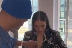 威少貼心幫阿穆?tīng)栒眍I(lǐng)口 威嫂提刀現(xiàn)身街頭