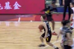 庫里教你進(jìn)攻技巧，控球+腳步結(jié)合制造投籃空間，成功避開防守。