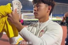 泰山隊(duì)5-1大勝青島西海岸，賽后何小珂單獨(dú)謝場(chǎng)