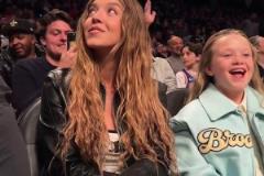 可惜籃網(wǎng)沒(méi)有進(jìn)季后賽，季后賽場(chǎng)邊很難看到悉尼妹了