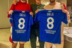 阿里探望前熱刺隊(duì)友凱恩和戴爾，贈(zèng)送科莫球衣并合影留念