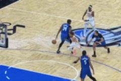 特雷-楊戲耍裁判被驅(qū)逐 裁判連吹2T終止比賽