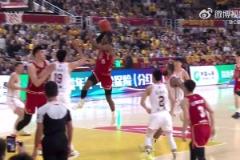 扣籃王腳踩登云梯！迪亞洛強(qiáng)勢(shì)突入單手炸裂隔扣2米26徐昕