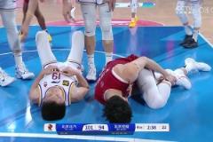 望無大礙！曾凡博上籃與劉曉宇相撞 前者崴腳后者痛苦倒地不起