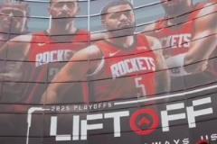 久等了火蜜們！火箭主場豐田中心更新季后賽巨幅海報