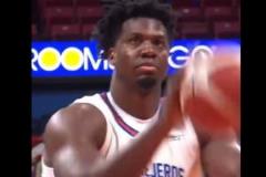 肌肉超人降臨！白邊變身坦克碾壓籃球場！