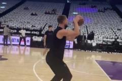 生涯對(duì)陣濃眉10勝4負(fù)！小薩賽前熱身訓(xùn)練，備戰(zhàn)獨(dú)行俠