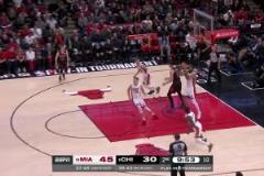 李凱爾籃下窒息防守成功搶斷，隨后快攻反擊喂餅韋爾暴扣得分！