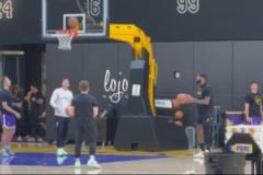 名記：詹姆斯左腿戴護具訓練 多處傷退引關注