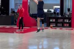 進(jìn)入備戰(zhàn)狀態(tài)！哈登和博格丹在快船全隊(duì)訓(xùn)練后，留下加練投籃