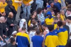 庫(kù)里暫停時(shí)激情指揮，追夢(mèng)兩次想插話未果