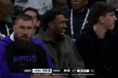 可以去釣魚咯！國(guó)王落后18分，末節(jié)蒙克坐在替補(bǔ)席笑翻了！