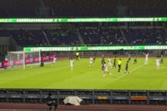 梅州進(jìn)球邁克爾指天致意，梅州隊長上前示意別慶祝