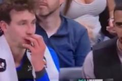 魔術(shù)對(duì)老鷹，導(dǎo)播鏡頭給到場(chǎng)邊大雷，太惹眼了