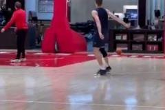 很拼！快船日常訓練后，登哥帶博格丹繼續(xù)加練三分