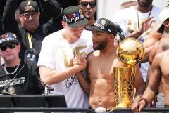 約基奇提醒隊(duì)友：聽聲辨位，別亂跑！