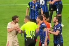 阿切爾比在穆勒面前滑跪慶祝嘲諷，兩人發(fā)生口角