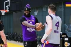 湖人官推曬訓(xùn)練照：季后賽倒計(jì)時(shí)開啟