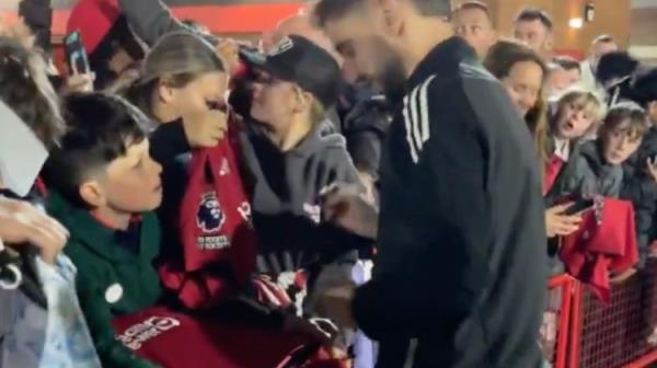 凌晨時(shí)分，B費(fèi)仍在老特拉福德球場(chǎng)外為球迷簽名