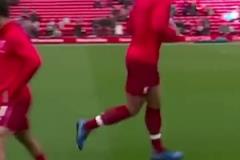 隊(duì)長姿態(tài)：B費(fèi)賽前進(jìn)入球場不忘與工作人員握手