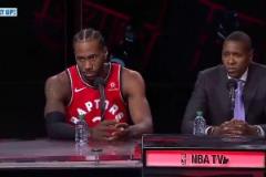 有些東西永遠(yuǎn)不會(huì)被抹去！此前賽后，小里叫回濃眉送上深情擁抱！