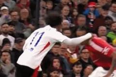 他拼盡全力！約羅被晃倒后用頭封堵，險(xiǎn)遭爆射頭部