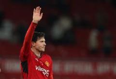 記者：林德洛夫、馬茲拉維因家庭事務(wù)在中場休息時離場