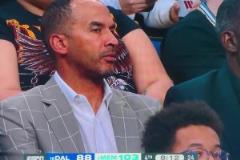 導(dǎo)播是真會(huì)！濃眉身體不適受傷下場(chǎng)，鏡頭給到總經(jīng)理哈里森小眼神