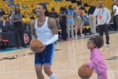 莫蘭特賽前溫情時刻：與女兒熱身共練投籃