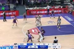 臂展有點恐怖??！沈梓捷上演大鳥展翅殘暴戰(zhàn)斧隔扣！