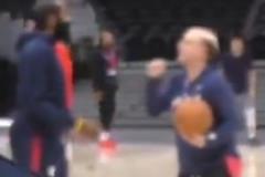 開(kāi)小灶！范甘迪和哈登討論防守細(xì)節(jié) 登哥的切球果然有練