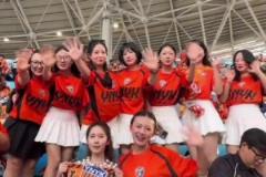 靚麗風景線！云南小白裙美女球迷打卡成都主場