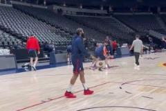 征戰(zhàn)丹佛高原！哈登和小卡適應(yīng)場地，訓(xùn)練態(tài)度非常認(rèn)真