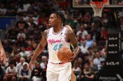 加時賽關(guān)鍵戰(zhàn)！小米切爾三分雨13中5狂砍16分5助攻引領(lǐng)勝利