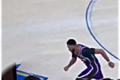 下賽季再戰(zhàn)！經(jīng)典名場(chǎng)面：玩2K時(shí)自己也受傷，濃眉繃不住了！