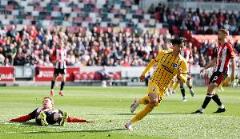 三笘薰精妙突破助球隊逆轉(zhuǎn)，本賽季37場9球3助展現(xiàn)出色表現(xiàn)