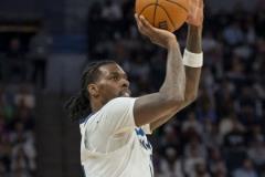 里德上半場三分5中4轟17分5板正負(fù)值+19領(lǐng)跑全場