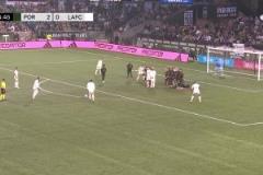 梅努拉出遠(yuǎn)射弧線，可惜稍稍偏出