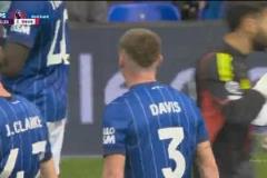 戴維斯踩中薩卡腳后跟被紅牌罰下