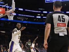 詹姆斯投籃被打手干擾為何未犯規(guī)？哈達威扣籃未得分背后的原因是什么？