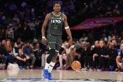 隊(duì)友助力！愛德華茲半場(chǎng)9投3僅得8分2籃板3助攻